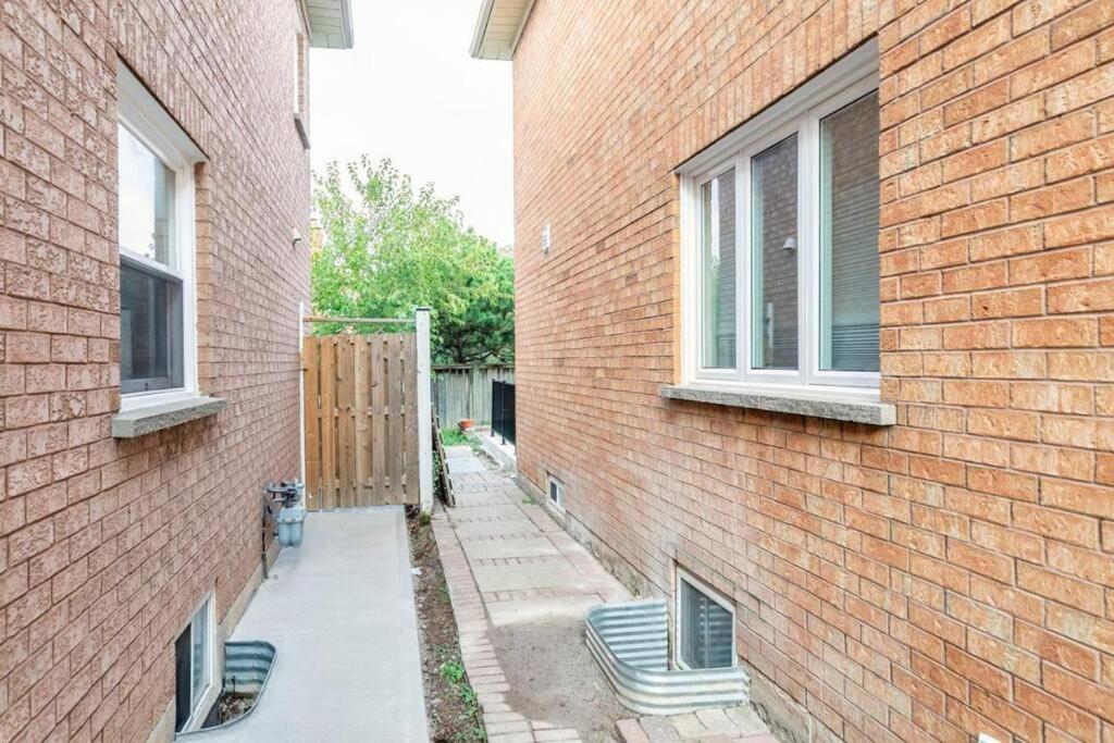 Spacious Basement Mississauga Luaran gambar